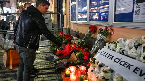 A man lays flowers outside the Russian consulate in Istanbul, Turkiye. - Sputnik Africa