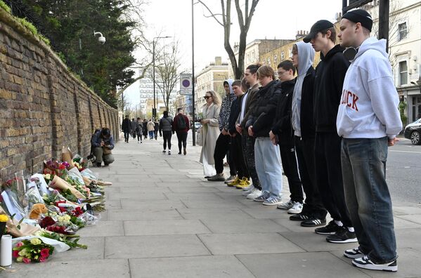 People pay their respects after laying flowers outside the Russian Embassy in London.  - Sputnik Africa