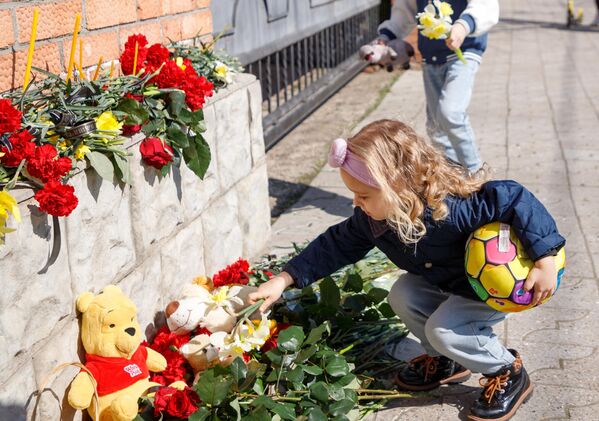 A girl lays flowers at the Russian consulate in Tiraspol, Transnistria.  - Sputnik Africa