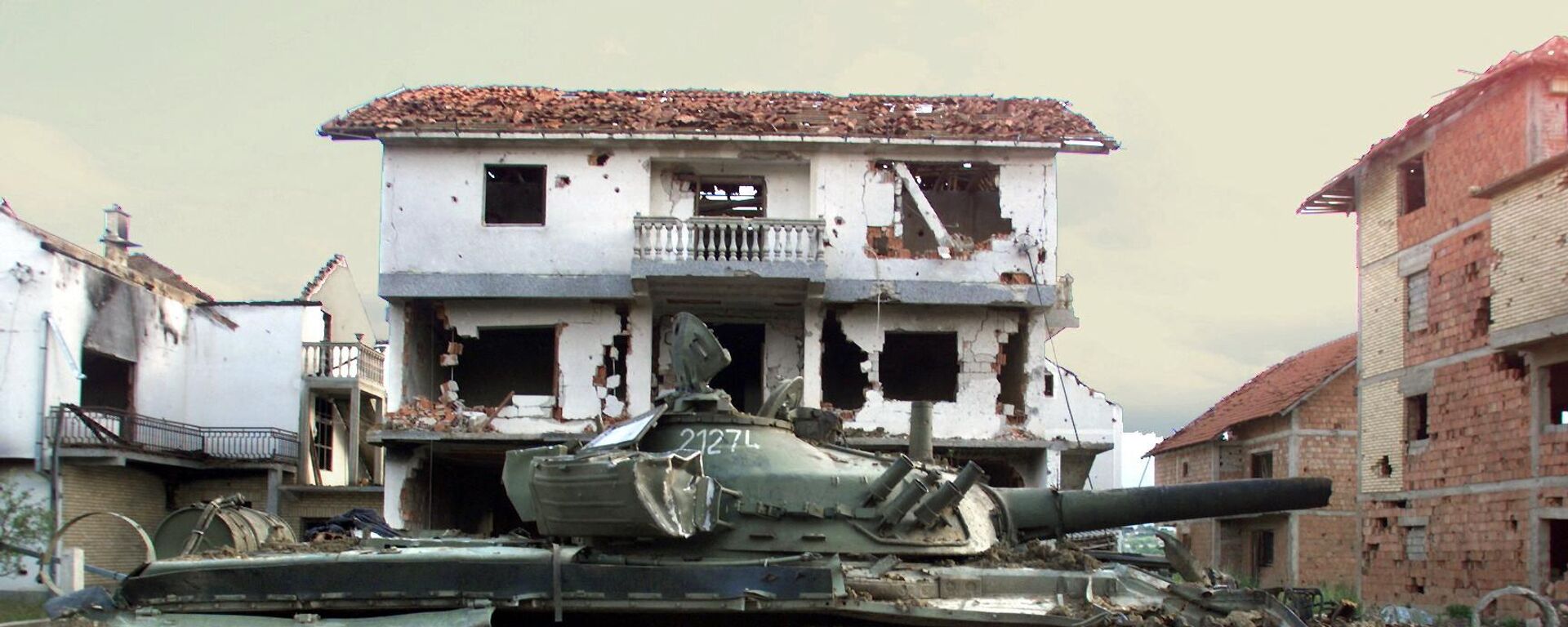  A tank of the Yugoslav Army sits abandoned June 19, 1999 in the eastern Kosovar village of Klina after having been destroyed by NATO air strikes. - Sputnik Africa, 1920, 25.03.2024