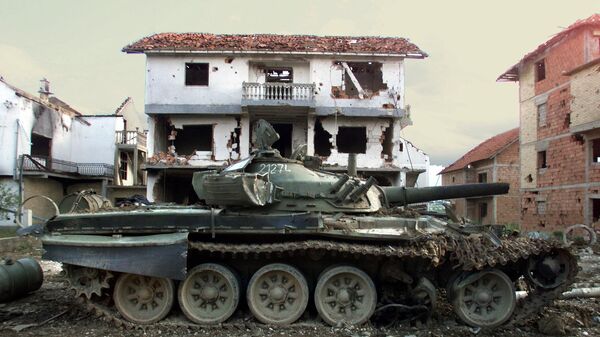  A tank of the Yugoslav Army sits abandoned June 19, 1999 in the eastern Kosovar village of Klina after having been destroyed by NATO air strikes. - Sputnik Africa