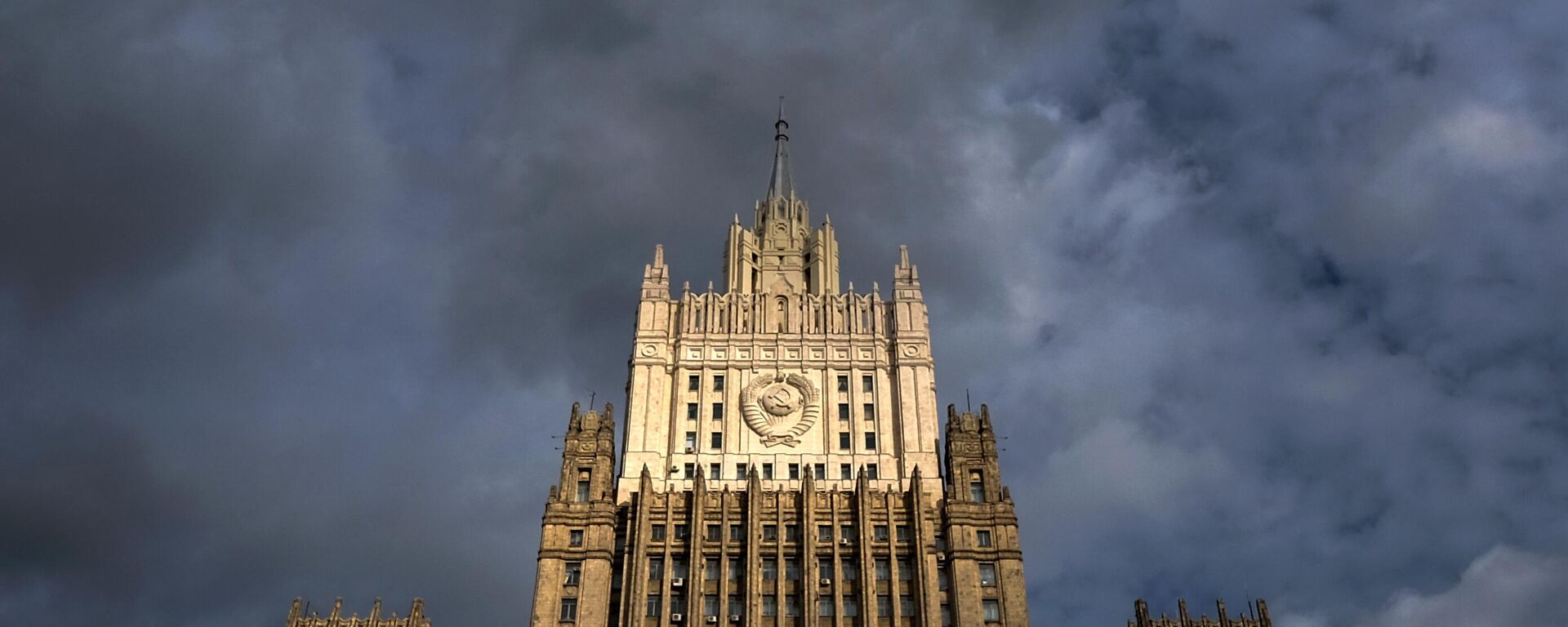 Russian Foreign Affairs Ministry building dominates the landscape against the sky, in Moscow - Sputnik Africa, 1920, 27.03.2024
