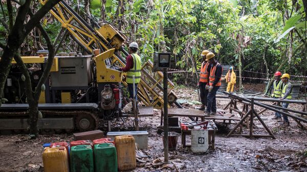 A mineral exploration drilling team drills holes to identify the location and the quality of gold deposits at the Segilola Gold Project site in the village of Iperindo-Odo Ijesha, near the city of Ilesha, Osun State, Nigeria, on May 29, 2018. - Sputnik Africa