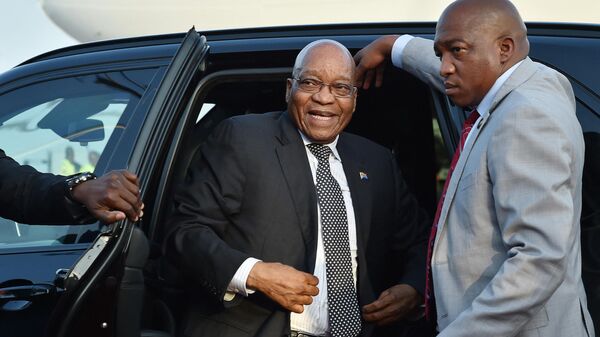 South Africa's President President Jacob Zuma (L) enters a car upon arrival at the Felix Houphouet-Boigny airport in Abidjan on November 28, 2017, ahead of the Afican Union - European Union summit on November 30. - Sputnik Africa