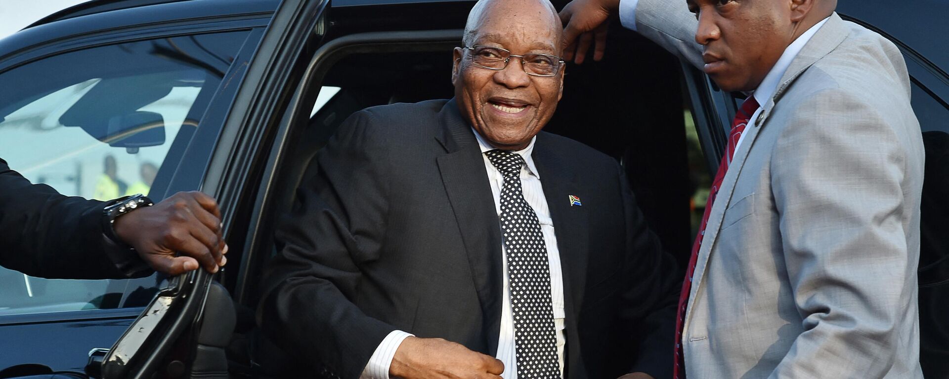 South Africa's President President Jacob Zuma (L) enters a car upon arrival at the Felix Houphouet-Boigny airport in Abidjan on November 28, 2017, ahead of the Afican Union - European Union summit on November 30. - Sputnik Africa, 1920, 29.03.2024