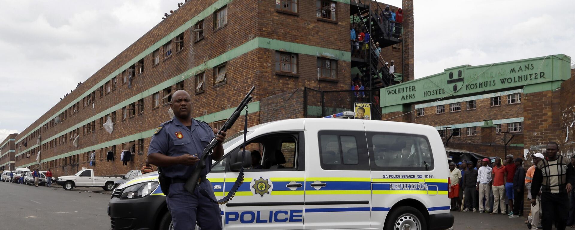 Armed police move to disperse a crowd of anti-immigrant protesters outside Jeppe hostel in Johannesburg, South Africa, Friday, April 17, 2015. - Sputnik Africa, 1920, 30.03.2024