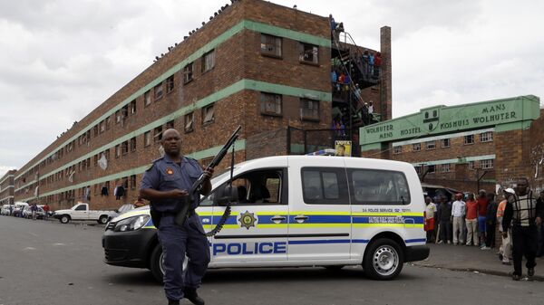 Armed police move to disperse a crowd of anti-immigrant protesters outside Jeppe hostel in Johannesburg, South Africa, Friday, April 17, 2015. - Sputnik Afrique