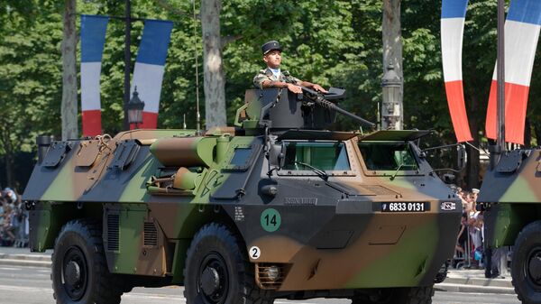 Véhicule de l'avant blindé (VAB) du 54e régiment de trabsmissions (54e RT) au défilé du 14 juillet 2013 sur les Champs-Élysées à Paris - Sputnik Afrique