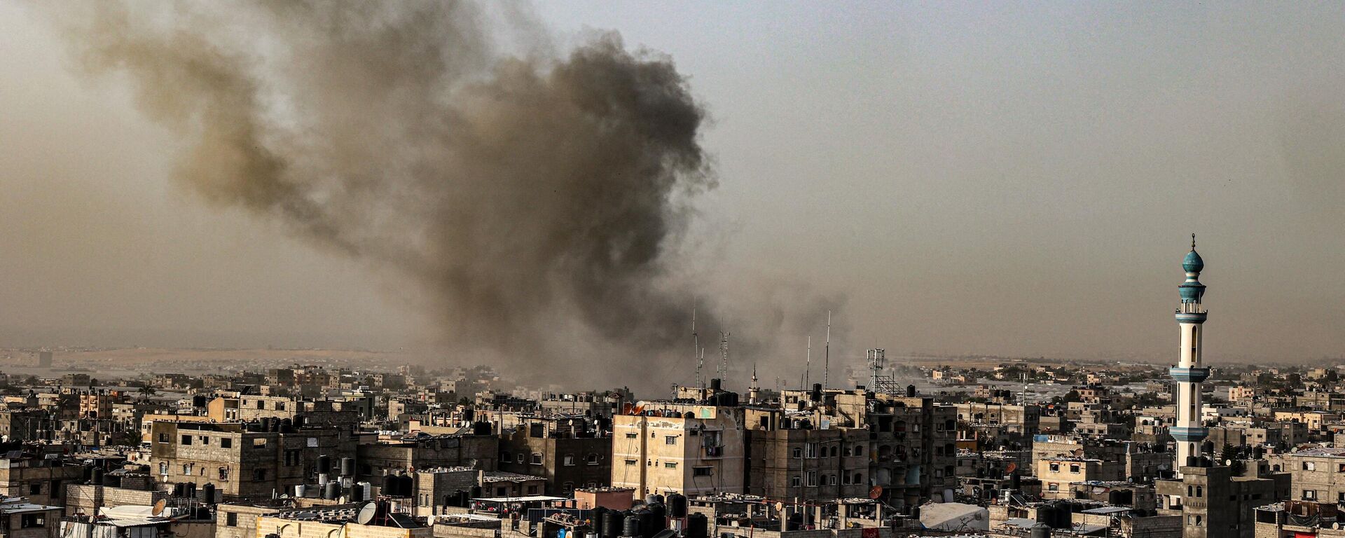 Smoke billows over buildings following Israeli bombardment in Rafah in the southern Gaza Strip on March 27, 2024, amid the ongoing conflict between Israel and the Palestinian militant group Hamas. - Sputnik Africa, 1920, 25.04.2024