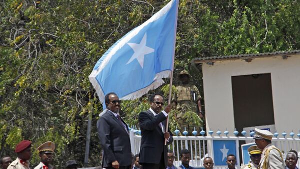 Somalia's President Mohamed Abdullahi Farmajo, center-right, holds a Somali flag during a handover ceremony at the presidential palace with former president Hassan Sheikh Mohamud, center-left, in Mogadishu, Somalia Thursday, Feb. 16, 2017.  - Sputnik Afrique
