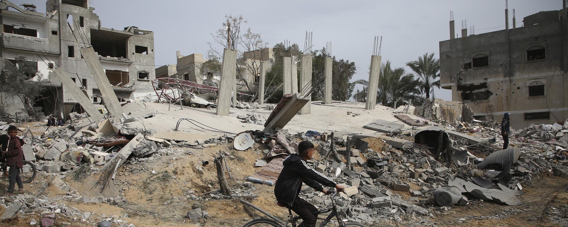 Palestinians inspect the ruins of a residential building for the Abu Muammar family after an Israeli airstrike in Rafah, southern Gaza Strip, Friday, March 29, 2024. - Sputnik Africa, 1920, 30.04.2024