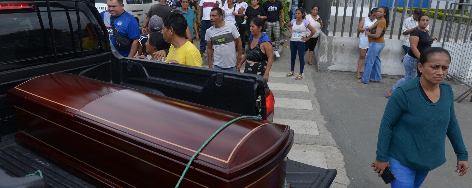 Relatives morn next to the coffin of one of the victims of the eve shooting at a cooperative, after the bodies were released from the Crime and Forensic Sciences Laboratory, in Guayaquil, Ecuador, on March 31, 2024. - Sputnik Africa, 1920, 01.04.2024