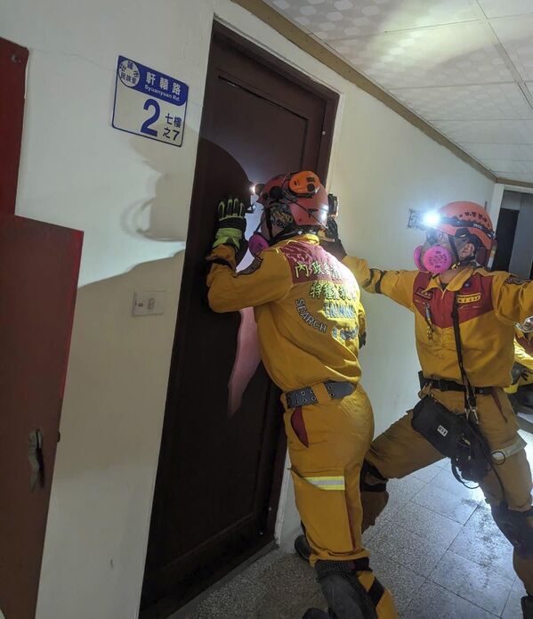 Members of a search and rescue team look for victims inside a leaning building in the aftermath of an earthquake in Hualien, eastern Taiwan.  - Sputnik Africa