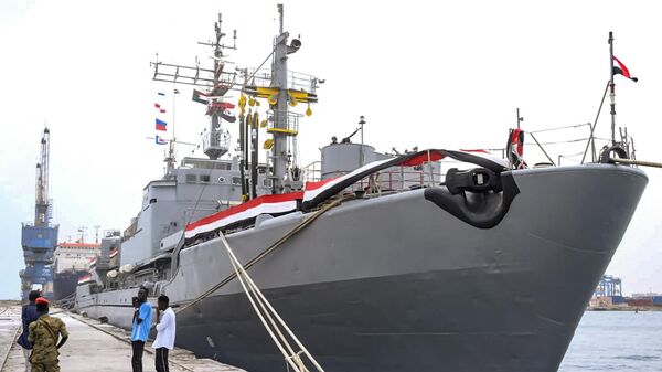 Le navire de la marine égyptienne ENS Abou Simbel 2 accoste à Port-Soudan le 10 septembre 2023 après être arrivé avec 190 tonnes d'aide humanitaire fournie par la Société du Croissant-Rouge du Koweït. - Sputnik Afrique