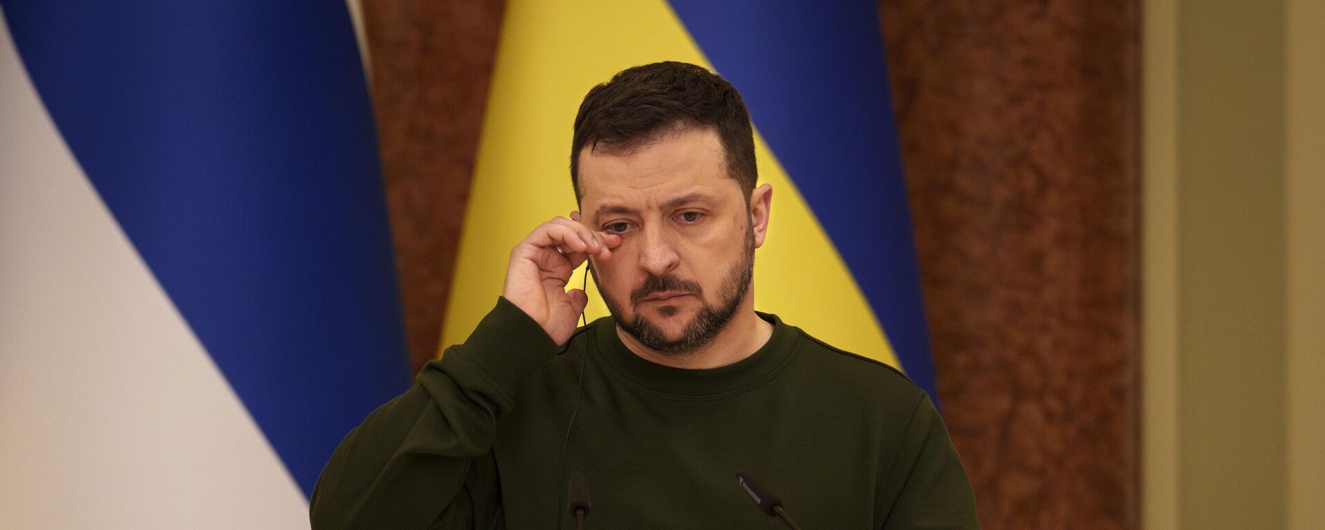 Ukraine's President Volodymyr Zelensky wipes his eye during a press conference with Finland's President Alexander Stubb, in Kiev, Ukraine - Sputnik Africa, 1920, 06.05.2024