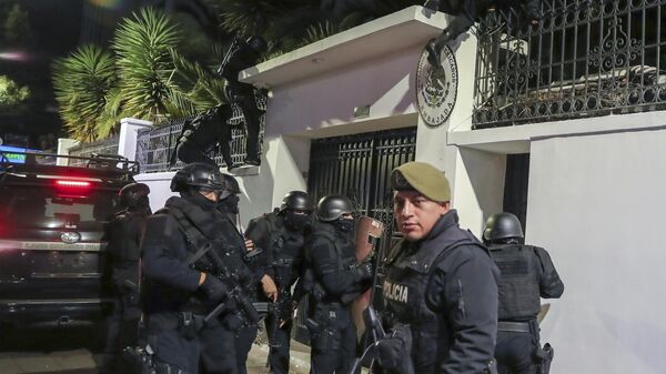 Police break into the Mexican embassy in Quito, Ecuador - Sputnik Africa