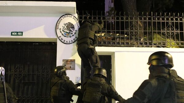 des policiers équatoriens font irruption dans l'ambassade mexicaine  - Sputnik Afrique