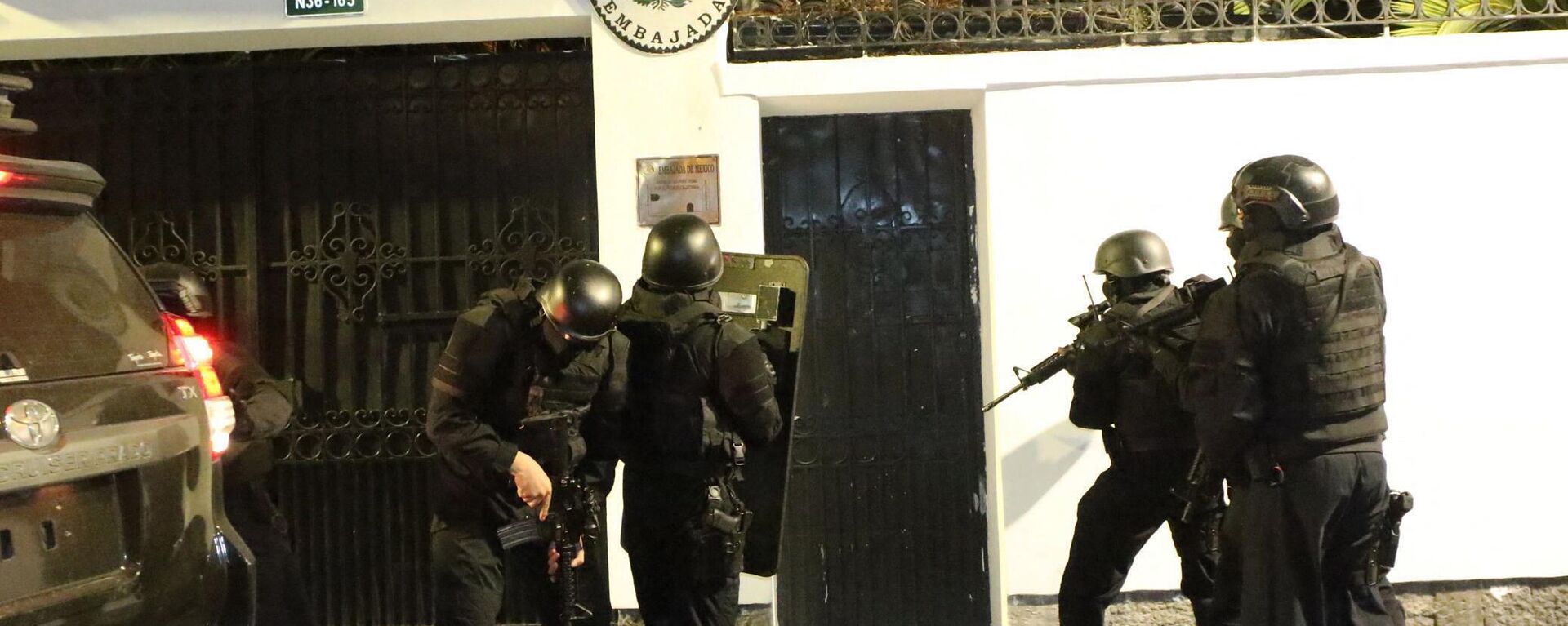 Fuerzas especiales de la Policía ecuatoriana intentan irrumpir en la Embajada de México en Quito para detener al exvicepresidente de Ecuador Jorge Glas. - Sputnik Africa, 1920, 07.04.2024