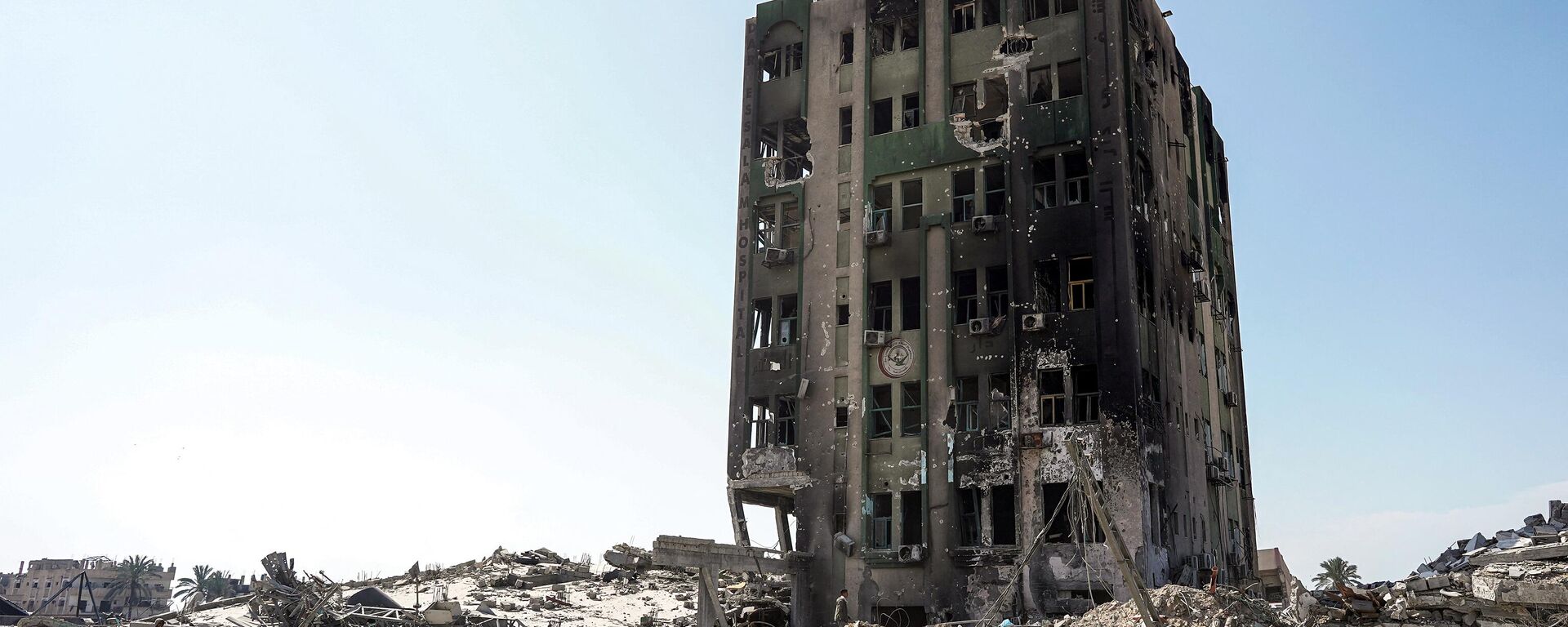 This picture taken on April 7, 2024, shows a view of the ravaged building of Al-Salam hospital in Khan Yunis after Israel pulled its ground forces out of the southern Gaza Strip, six months into the devastating war sparked by the October 7 attacks. - Sputnik Africa, 1920, 30.04.2024