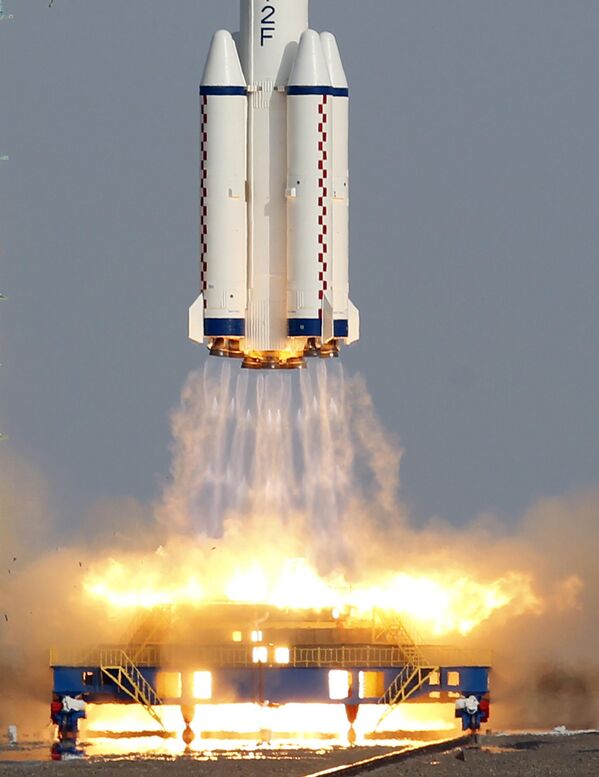 A rocket with the Shenzhou-9 spacecraft at Jiuquan Cosmodrome, China - Sputnik Africa