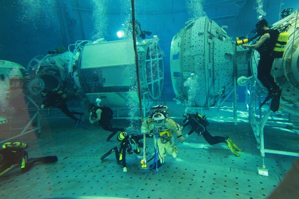 Russian Instructors Ignat Ignatov and Maxim Zaitsev conduct a demonstration training of cosmonauts in simulated weightlessness in the hydrolaboratory of the Russian Yuri Gagarin Cosmonaut Training Center in the country&#x27;s Zvezdny Gorodok. - Sputnik Africa