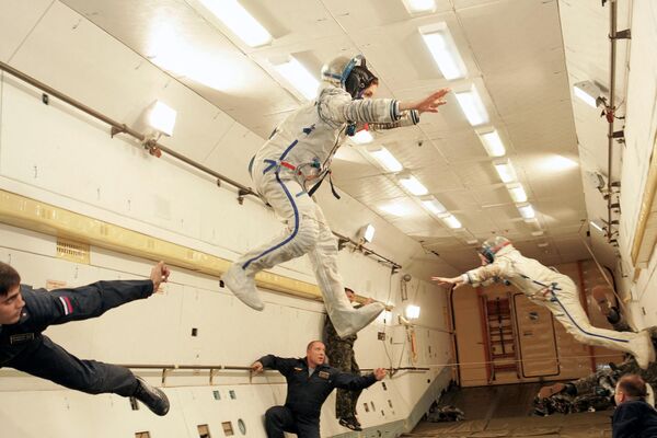 Space tourist Japan&#x27;s Daisuke Enomoto, on the right, and US entrepreneur Anousheh Ansari, in the center, due to become the first female space tourists, take part in a training session inside a zero-gravity simulator, onboard Russian IL-76 MDK aircraft better known as the Flying Laboratory in Zvezdny Gorodok, outside Moscow, on 27 July 2006. - Sputnik Africa