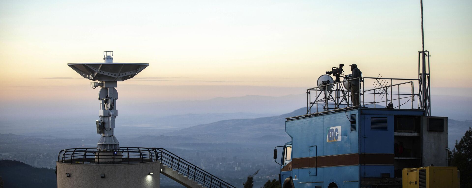 The national public broadcaster EBC broadcasts the launch of Ethiopia's very first micro-satellite (ETRSS-1) at the Entoto Observatory on the outskirts of the capital Addis Ababa, Friday Dec. 20, 2019. - Sputnik Africa, 1920, 08.04.2024
