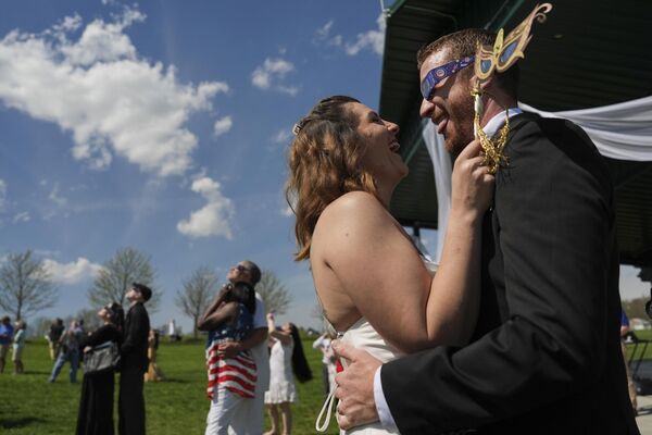 Gerald Lester, right, dances with his new wife, Samantha Palmer, following a wedding ceremony during a total solar eclipse, Monday, April 8, 2024, in Trenton, Ohio.  - Sputnik Africa