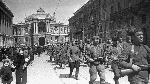 Les unités de l'Armée rouge traversent les rues d'Odessa, après la libération de la ville, le 10 avril 1944 - Sputnik Afrique