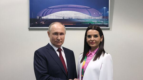 Le Président russe Vladimir Poutine et la cheffe de la région autonome moldave de Gagaouzie Evghenia Guțul  - Sputnik Afrique