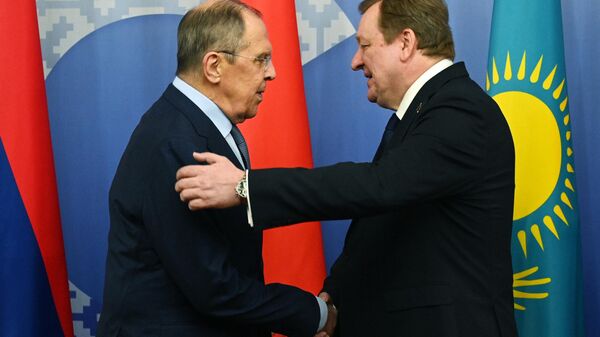 Sergueï Lavrov tient une conférence de presse avec son homologue biélorusse Sergueï Aleïnik et le secrétaire général de la CEI Sergueï Lebedev - Sputnik Afrique