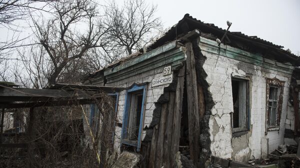 Une maison détruite dans la République populaire de Donetsk  - Sputnik Afrique