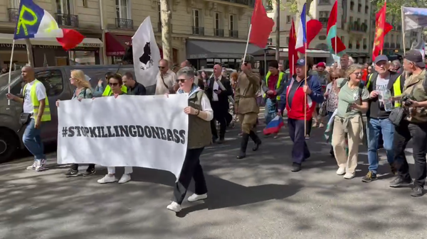 Manifestation de SOS Donbass à Paris contre les livraisons d'armes à l'Ukraine, le 13 avril 2024 - Sputnik Afrique
