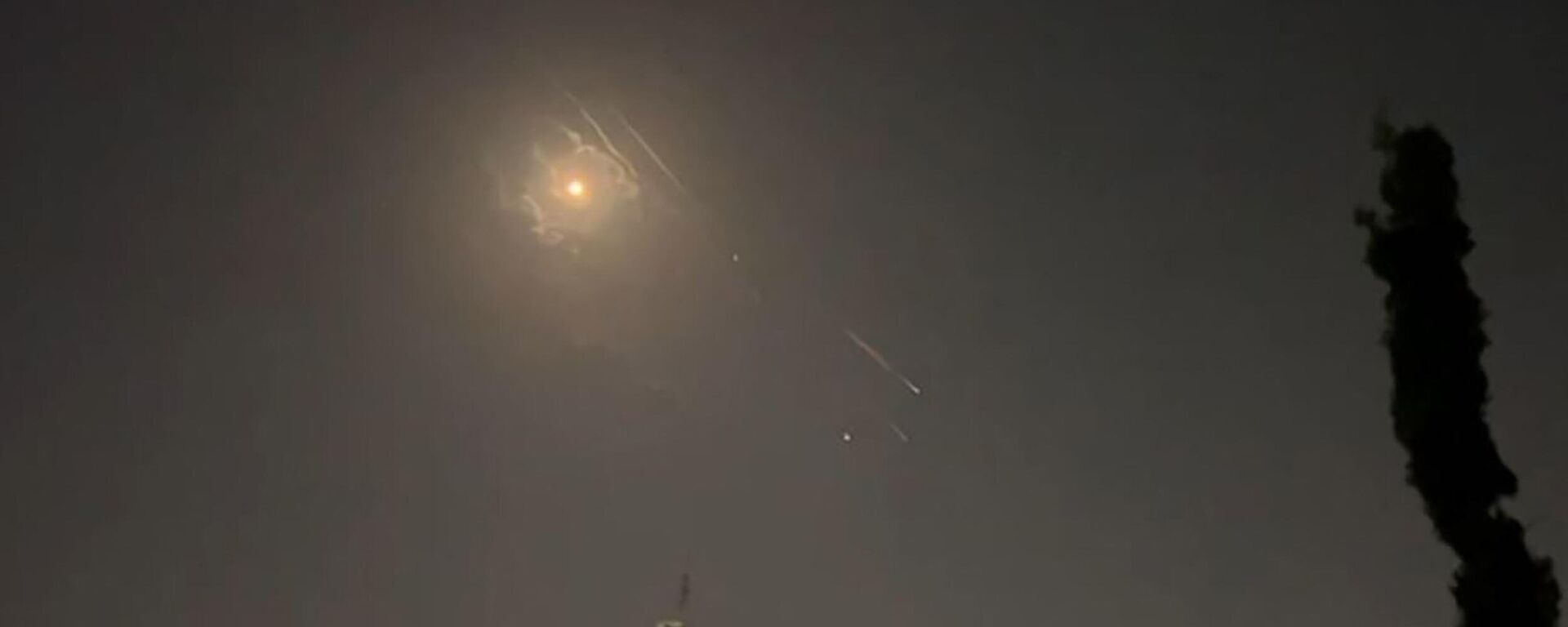 This video grab from AFPTV taken on April 14, 2024, shows explosions lighting up the Jerusalem sky during an Iranian attack on Israel.  - Sputnik Africa, 1920, 14.04.2024