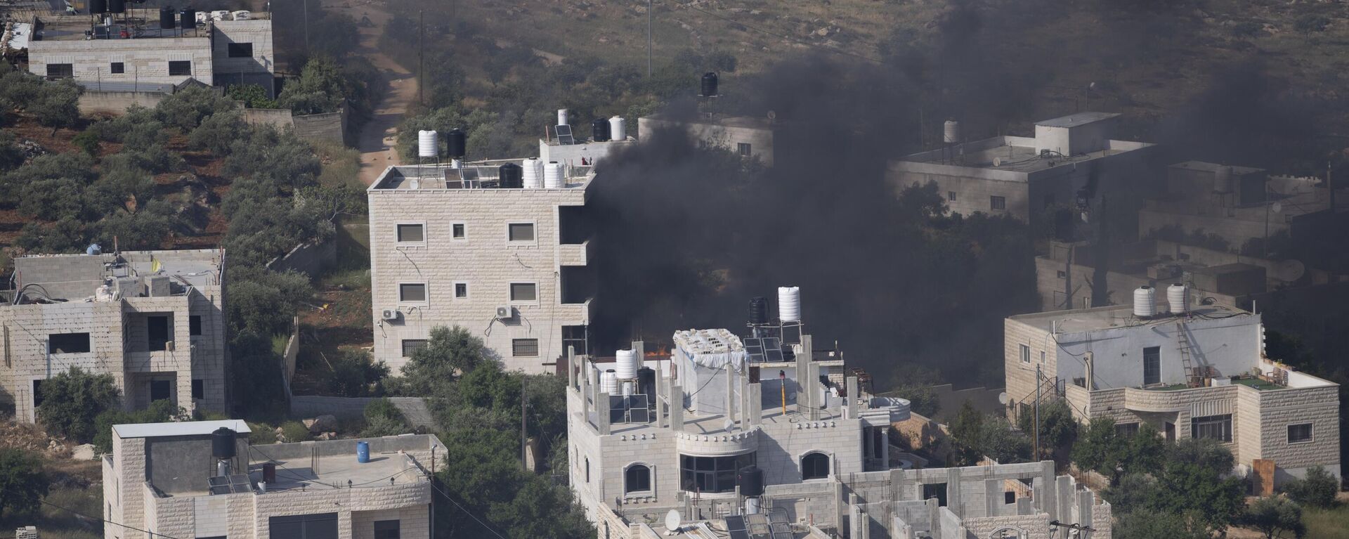 Smoke fills the sky after Israeli settlers set  fire to the properties of Palestinian villagers in the West Bank village of al-Mughayyir, Saturday, April 13, 2024.  - Sputnik Africa, 1920, 14.04.2024