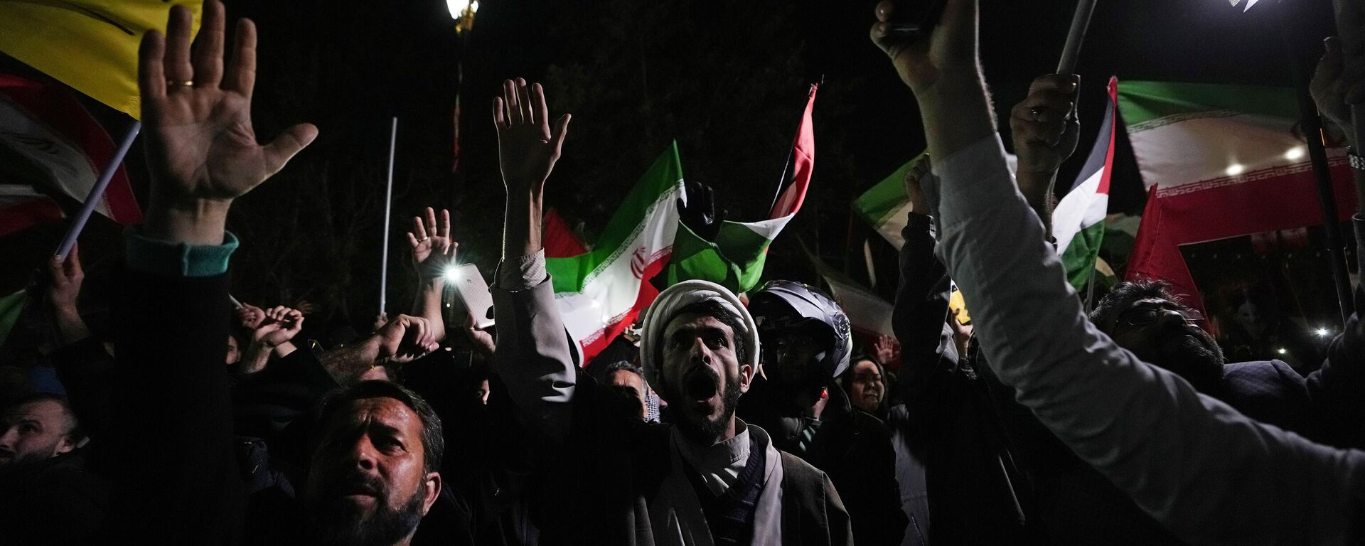 Iranian demonstrators chant slogans during an anti-Israeli gathering in front of the British Embassy in Tehran, Iran, early Sunday, April 14, 2024. Iran launched its first direct military attack against Israel on Saturday. - Sputnik Africa, 1920, 14.04.2024
