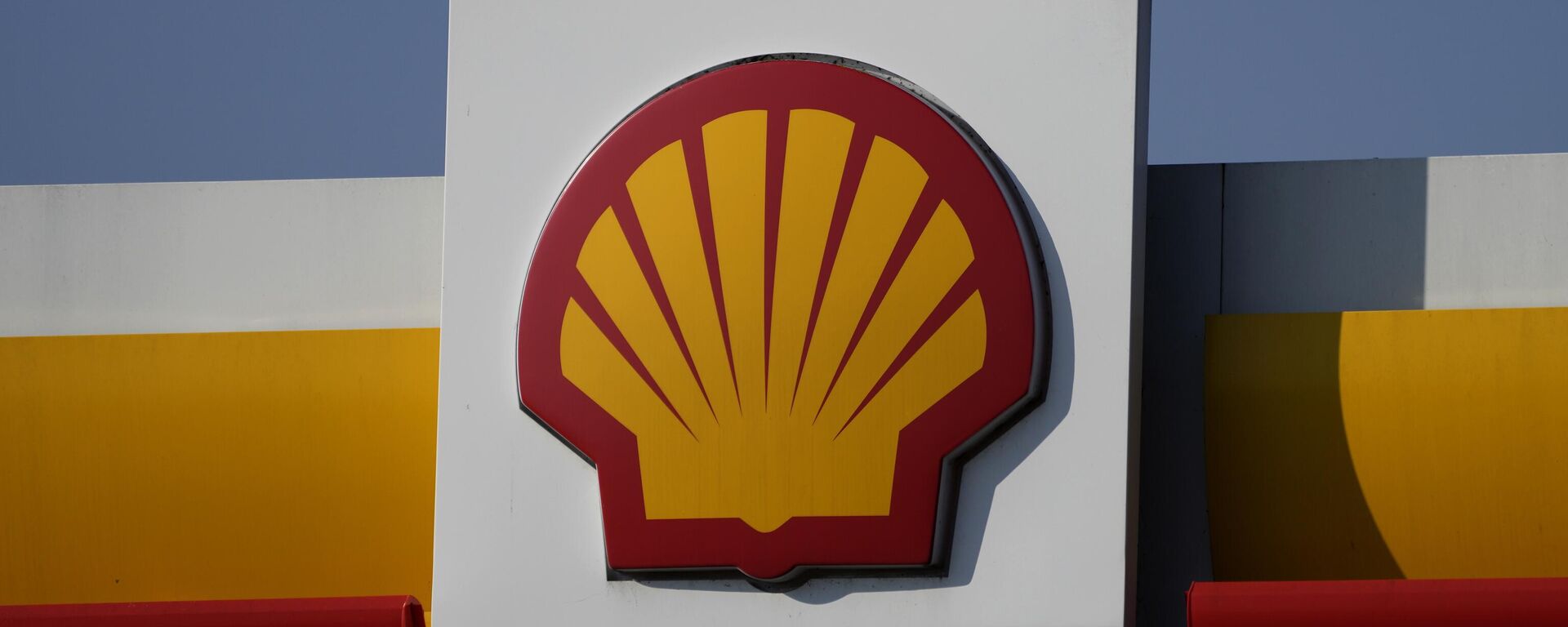 A Shell logo is seen at a petrol station in London, Tuesday, March 8, 2022. - Sputnik Africa, 1920, 15.04.2024