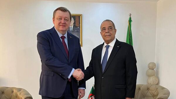 Sergueï Aleynik, ministre biélorusse des Affaires étrangères, s’est entretenu avec Ali Aoun, ministre algérien de l’Industrie et de la production pharmacologique, le 15 avril 2025, Alger - Sputnik Afrique