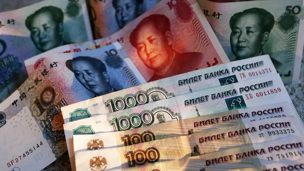 Chinese banknotes in denominations of 100, 50, 20, 10 and 5 yuan and Russian 1000 and 100 ruble bills. - Sputnik Africa