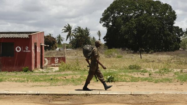 Un soldat mozambicain marche à Mocnmboa da Praia, dans la province de Cabo Delgado, au Mozambique, le 27 septembre 2022. - Sputnik Afrique