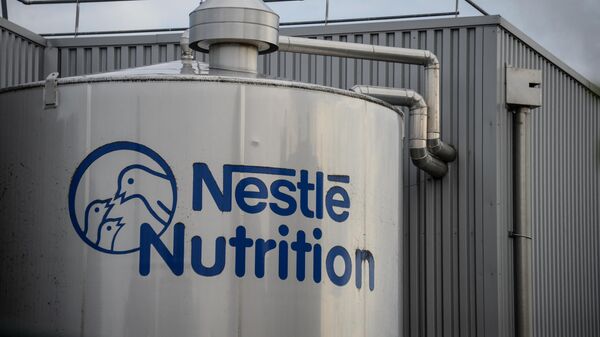 The logo of Nestlé is viewed outside the baby food production plant in Arches (eastern France) on May 11, 2017. - Sputnik Afrique