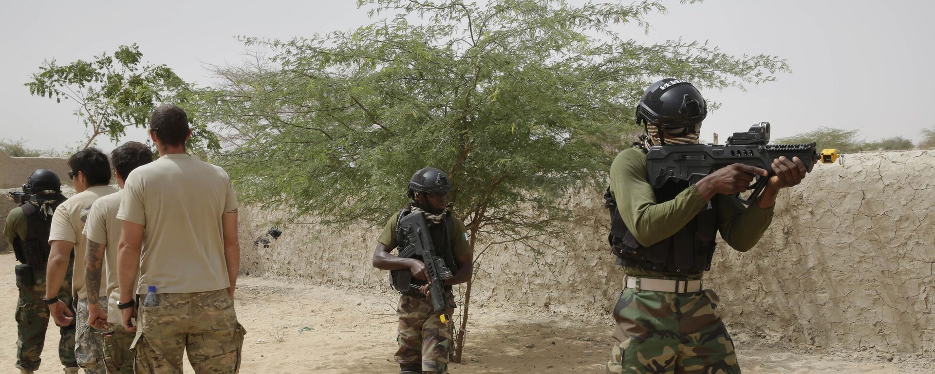 Nigerian special forces participate in an hostage rescue exercise at the end of the Flintlock exercise in Mao, Chad, Saturday, March 7, 2015.  - Sputnik Africa, 1920, 19.04.2024