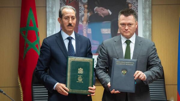 The prosecutor generals of Russia and Morocco, Igor Krasnov and Moulay El Hassan Daki, sign a memorandum of understanding on joint work between their offices. - Sputnik Africa