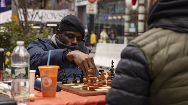 Tunde Onakoya, 29, a Nigerian chess champion and child education advocate, plays a chess game in Times Square, Friday, April 19, 2024 in New York. - Sputnik Africa