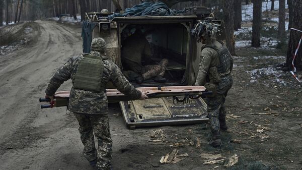 Ukrainian military medics try to give first aid to a soldier heavily wounded in a battle near Kremennaya in the Lugansk region, Russia, Friday, Jan. 13, 2023 - Sputnik Africa