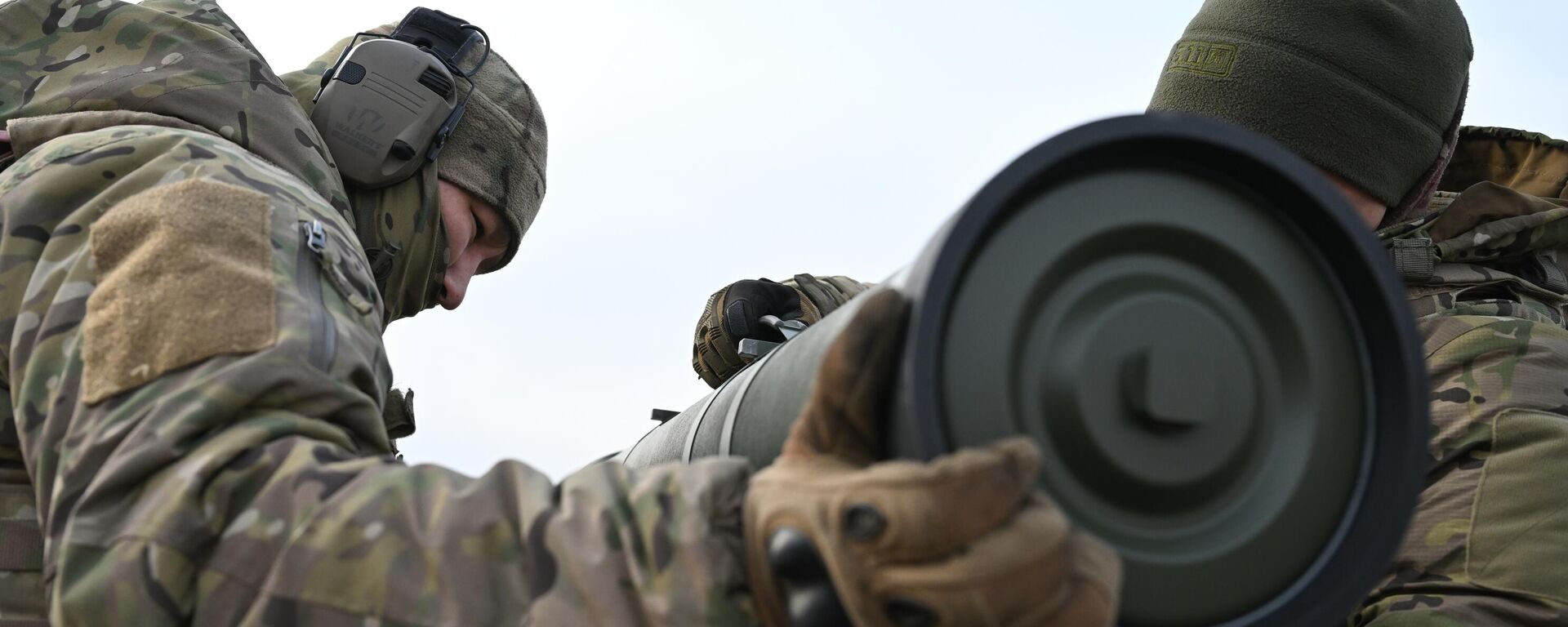 A serviceman of the Tsentr Battlegroup of Russian Armed Forces perfects his skills in firing Kornet anti-tank missile system. - Sputnik Africa, 1920, 09.05.2024