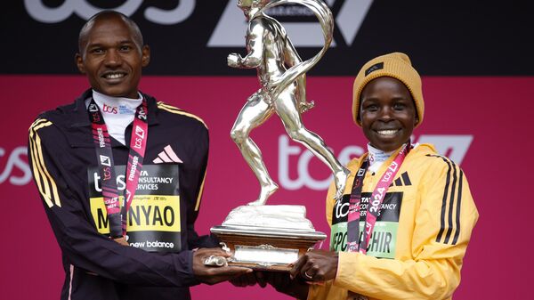 Alexander Mutiso Munyao of Kenya and Peres Jepchirchir of Kenya pose for photographers with a trophy after winning their race at the London Marathon in London, Sunday, April 21, 2024. - Sputnik Africa