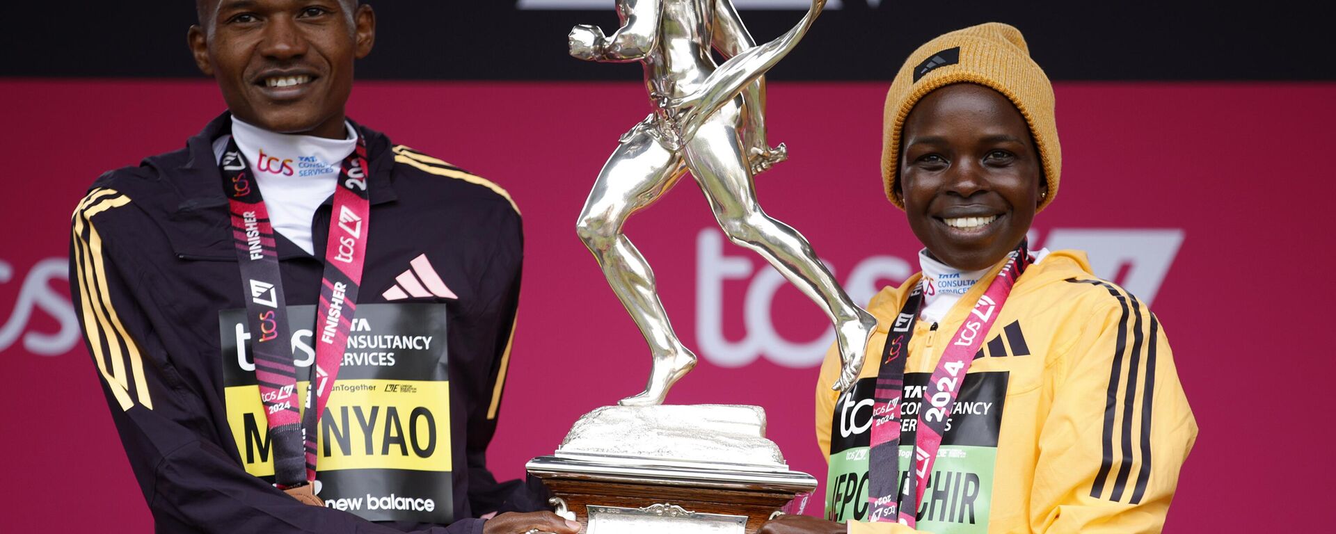 Alexander Mutiso Munyao of Kenya and Peres Jepchirchir of Kenya pose for photographers with a trophy after winning their race at the London Marathon in London, Sunday, April 21, 2024. - Sputnik Africa, 1920, 21.04.2024