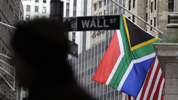 Flags of South Africa and the United States at the crossing of Broadway and Wall Street in New York.  - Sputnik Africa