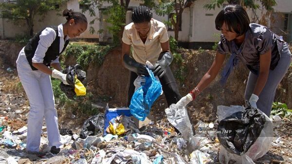Picking out polythene bags from a dump site near the Old Town of Mombasa  - Sputnik Africa